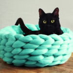 лежак для кота вязаный