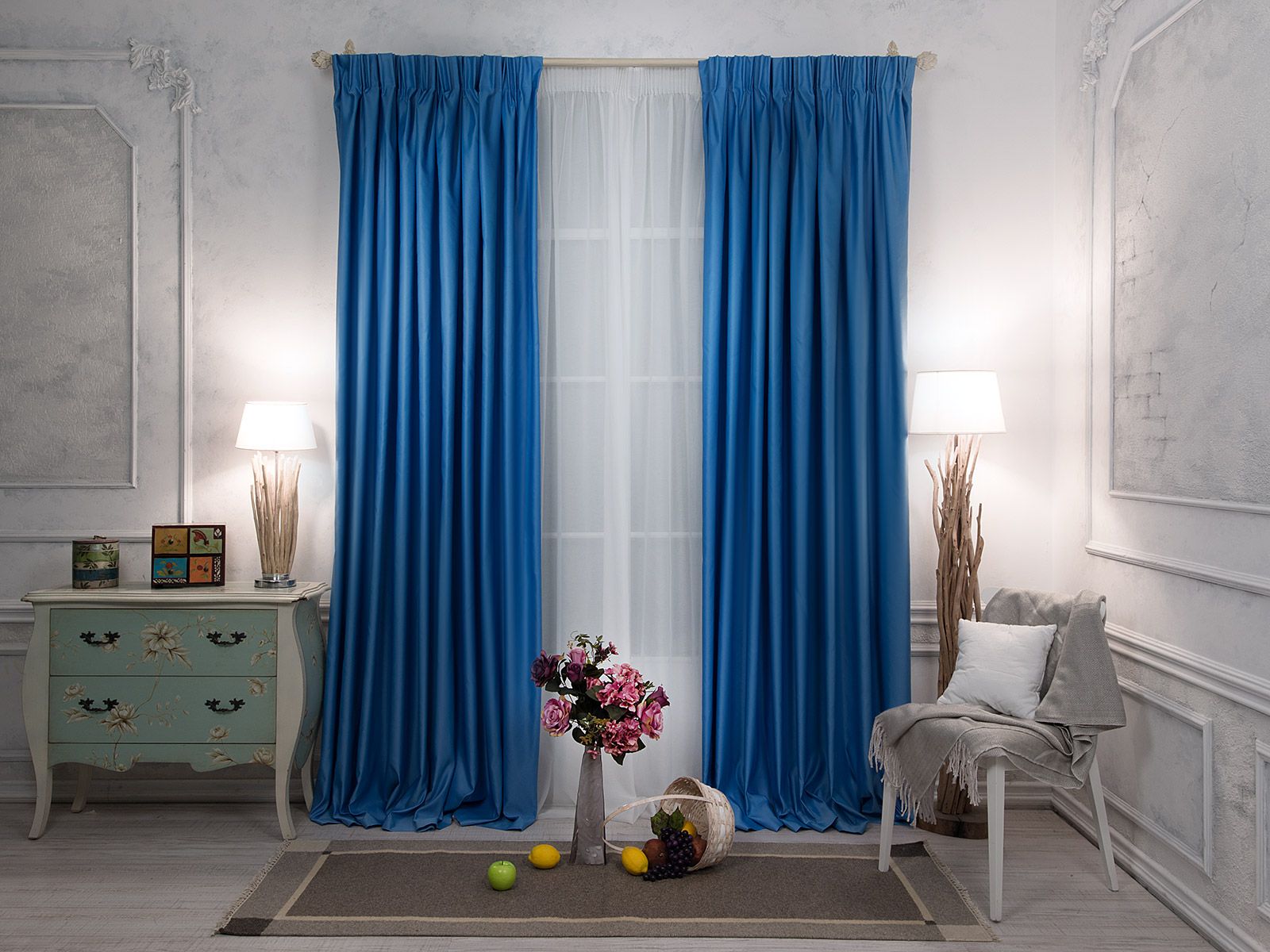  шторы: в интерьере гостиной, серо-голубые или голубые с коричневым