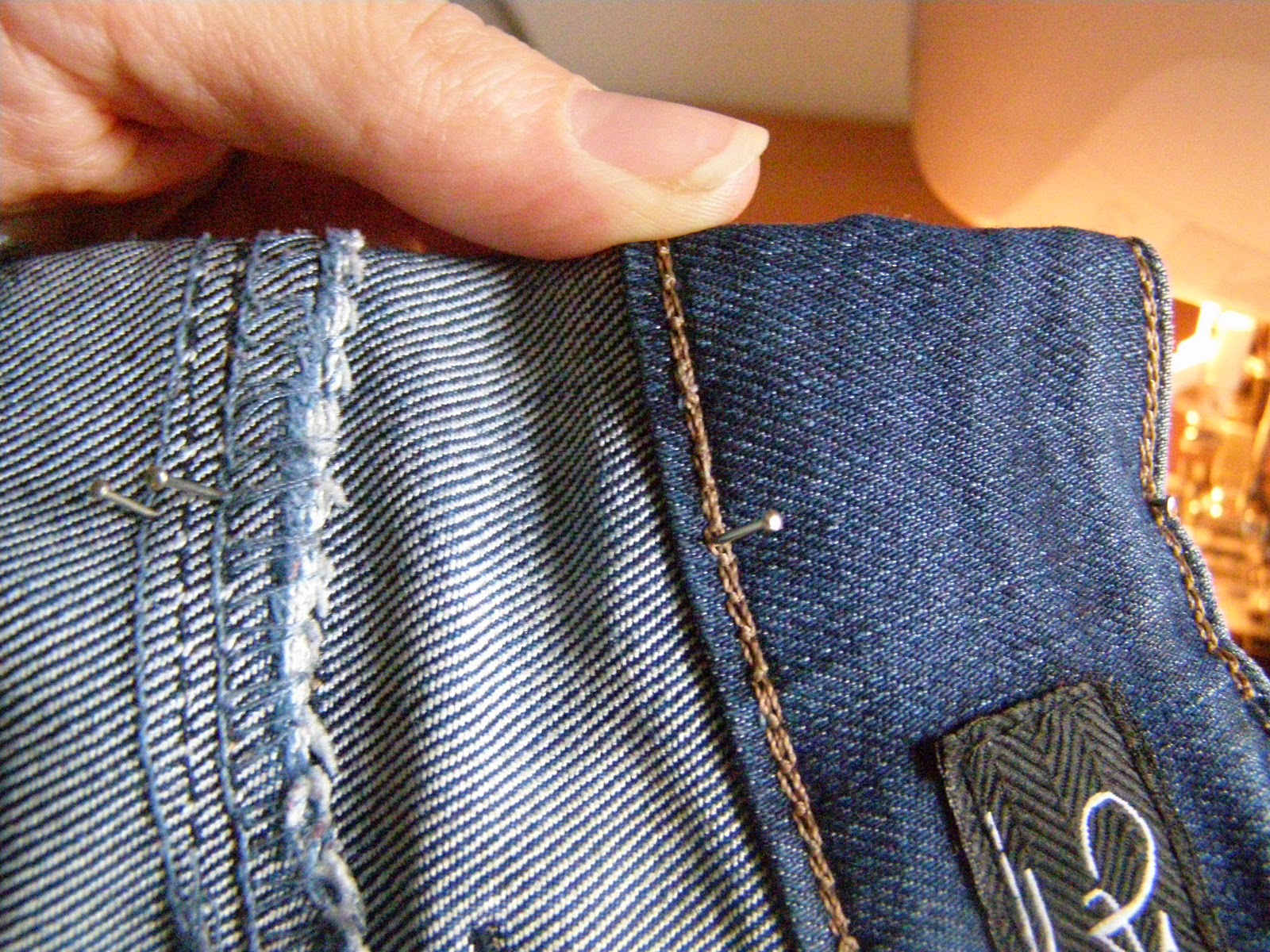 излишки ткани на брюках