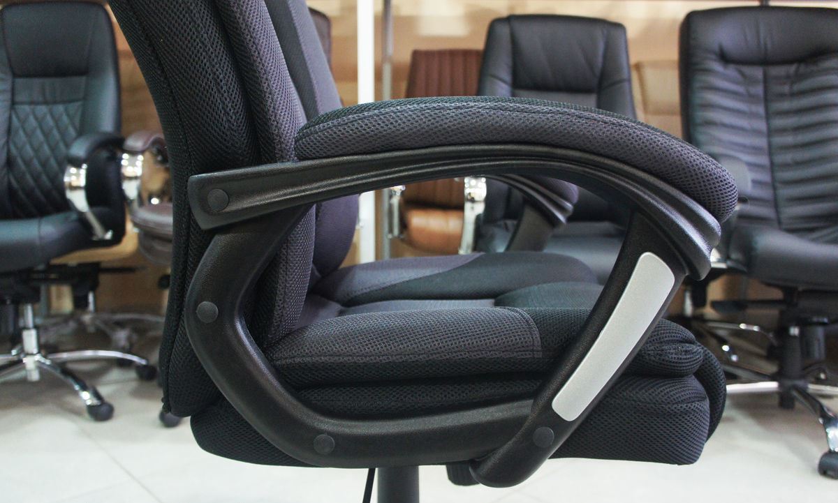 собранное офисное кресло