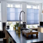 короткие шторы на кухне интерьер фото