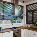 короткие шторы на кухне дизайн