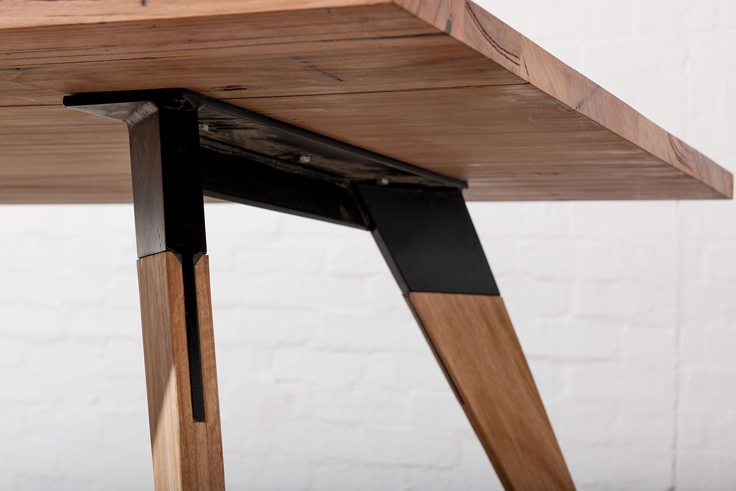 Крепеж для деревянных ножек стола