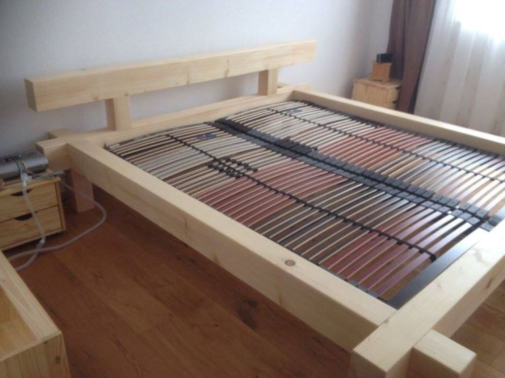 кровать для дачи из дерева