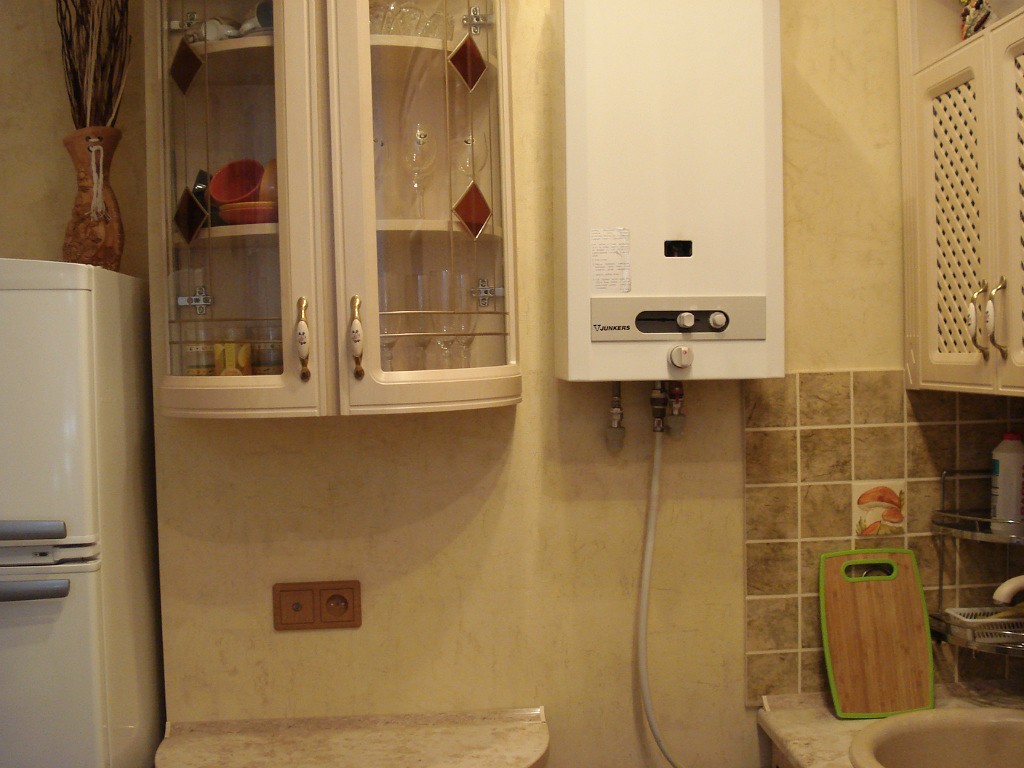 Установка газовой колонки в шкаф кухни