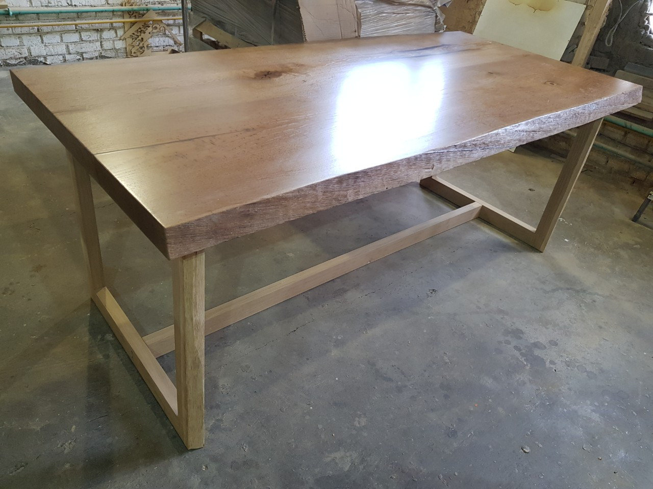 лакированный стол