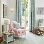 мятные шторы с розовым креслом
