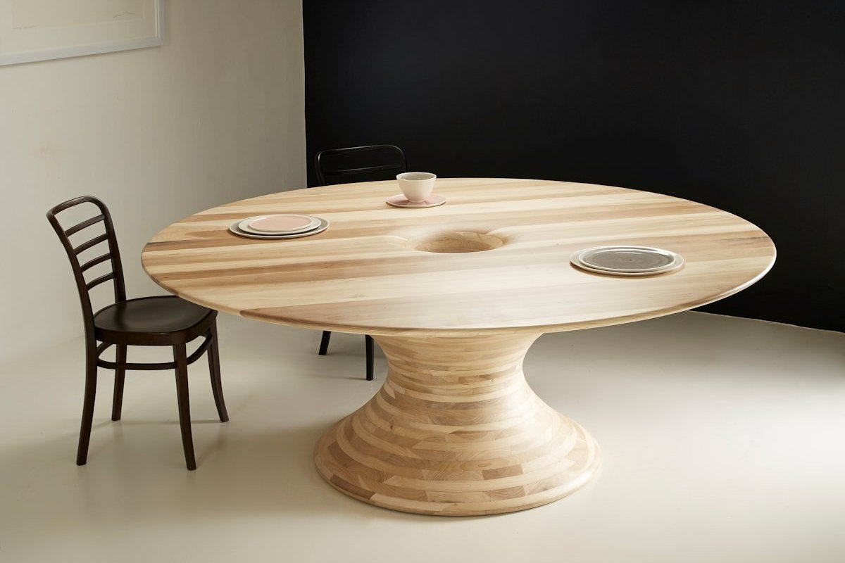 Круглый столик из дерева