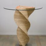 стол из дерева на спиральной ножке