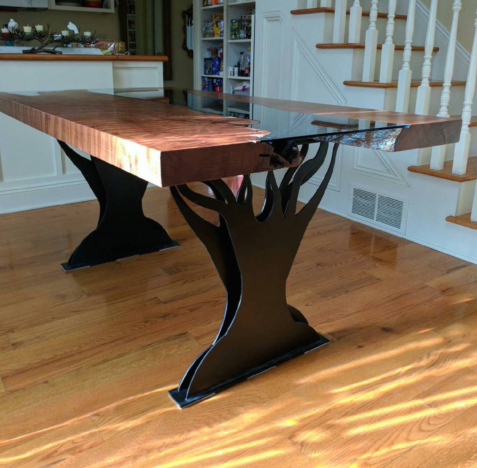 Самодельный стол из дерева и металла