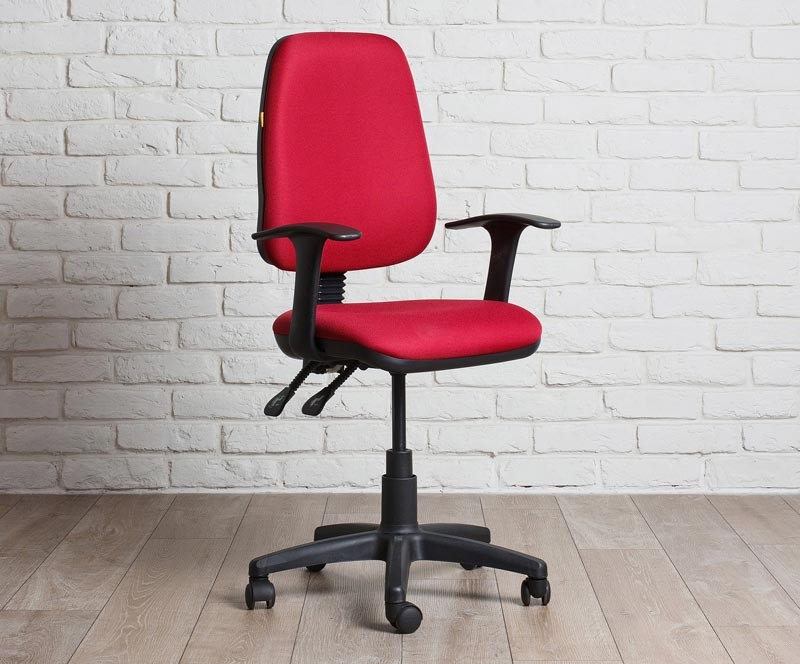 офисное кресло красного цвета