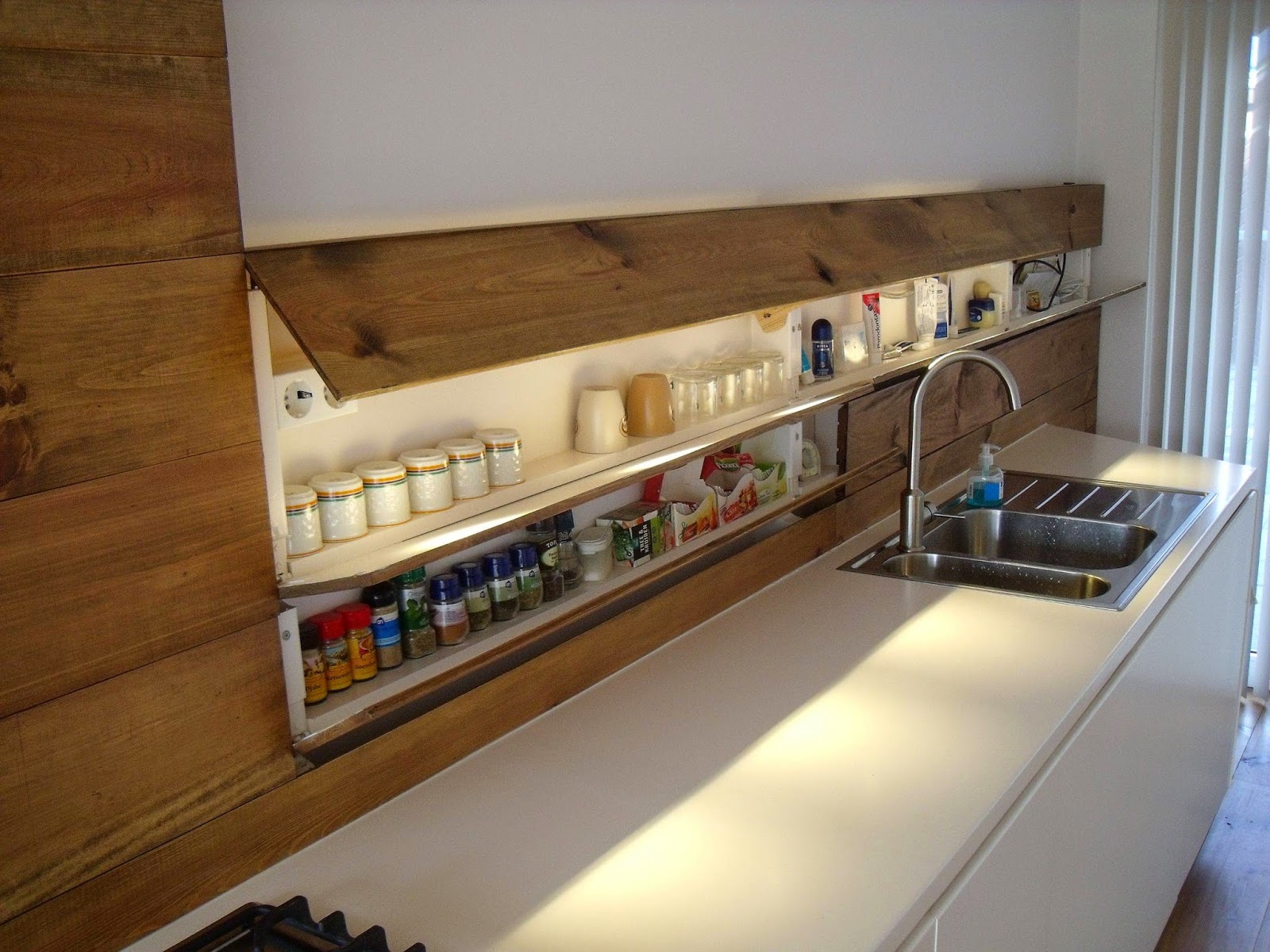 узкий шкаф на кухне с подсветкой