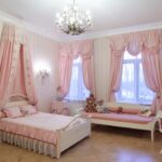 венские шторы в большой розовой спальне