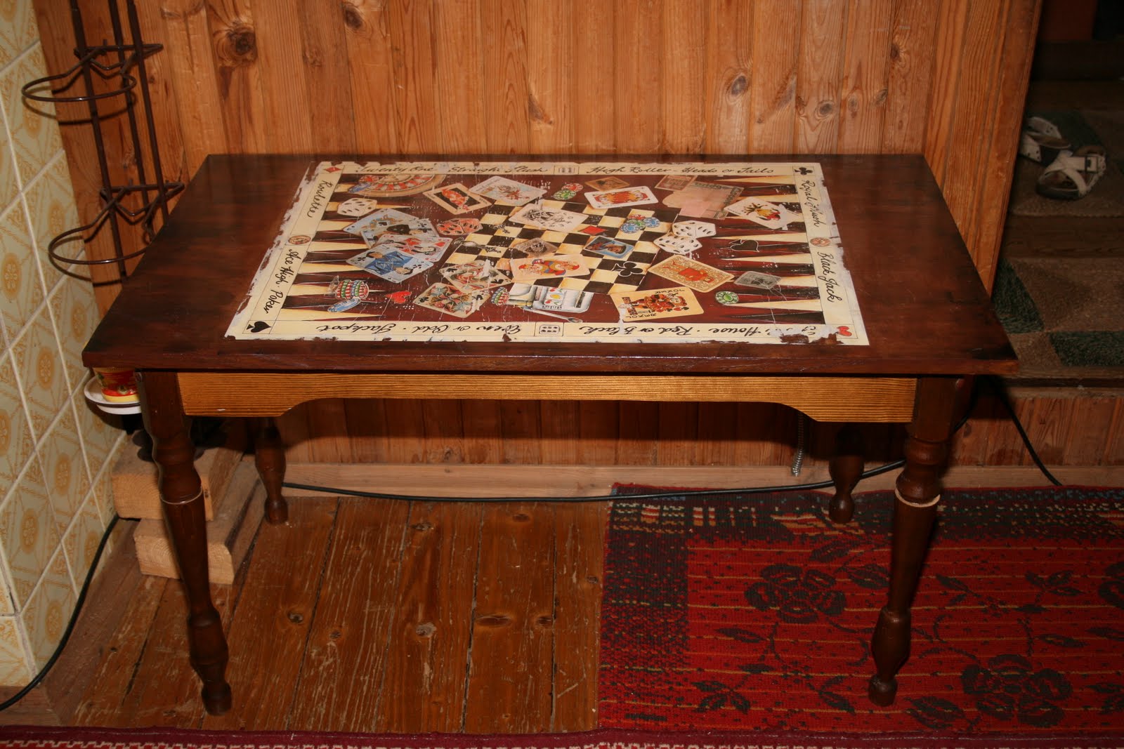 Старый деревянный кухонный стол