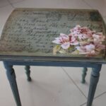 стол с надписью и цветком