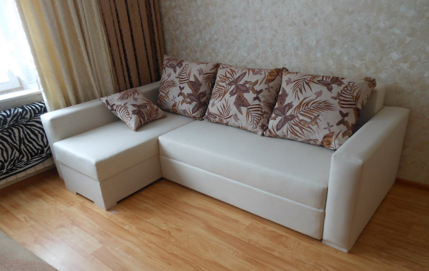 Угловой диван в маленькую комнату