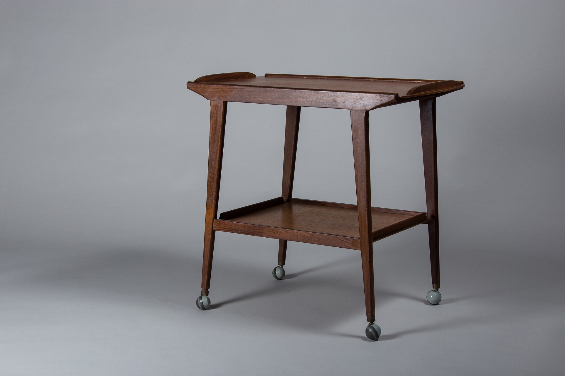 Маленький дизайнерский столик деревянный на колесах