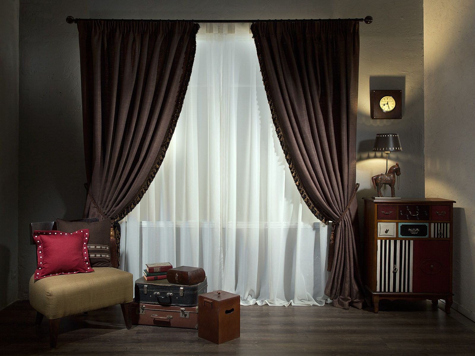 шторы с коричневой мебелью