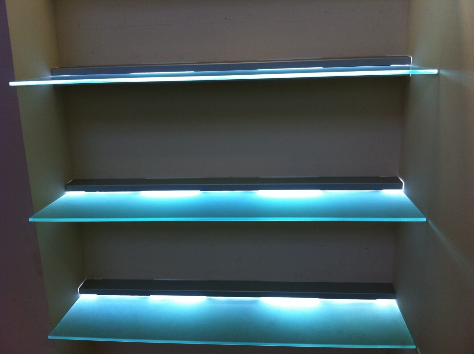 подсветка полок в шкафу светодиодной лентой