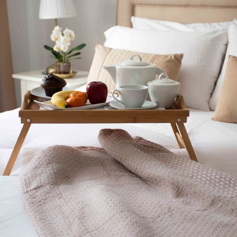 Кровать со столиком для завтрака