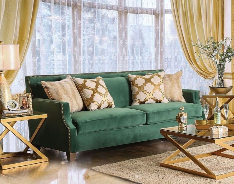 Серый диван в зеленой комнате