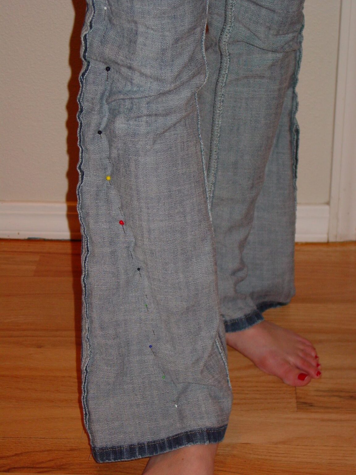 Как ушить брюки по бокам в домашних условиях пошаговая инструкция с фото пошагово для начинающих