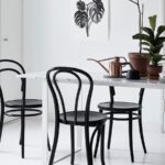 черные стулья на светлой кухне