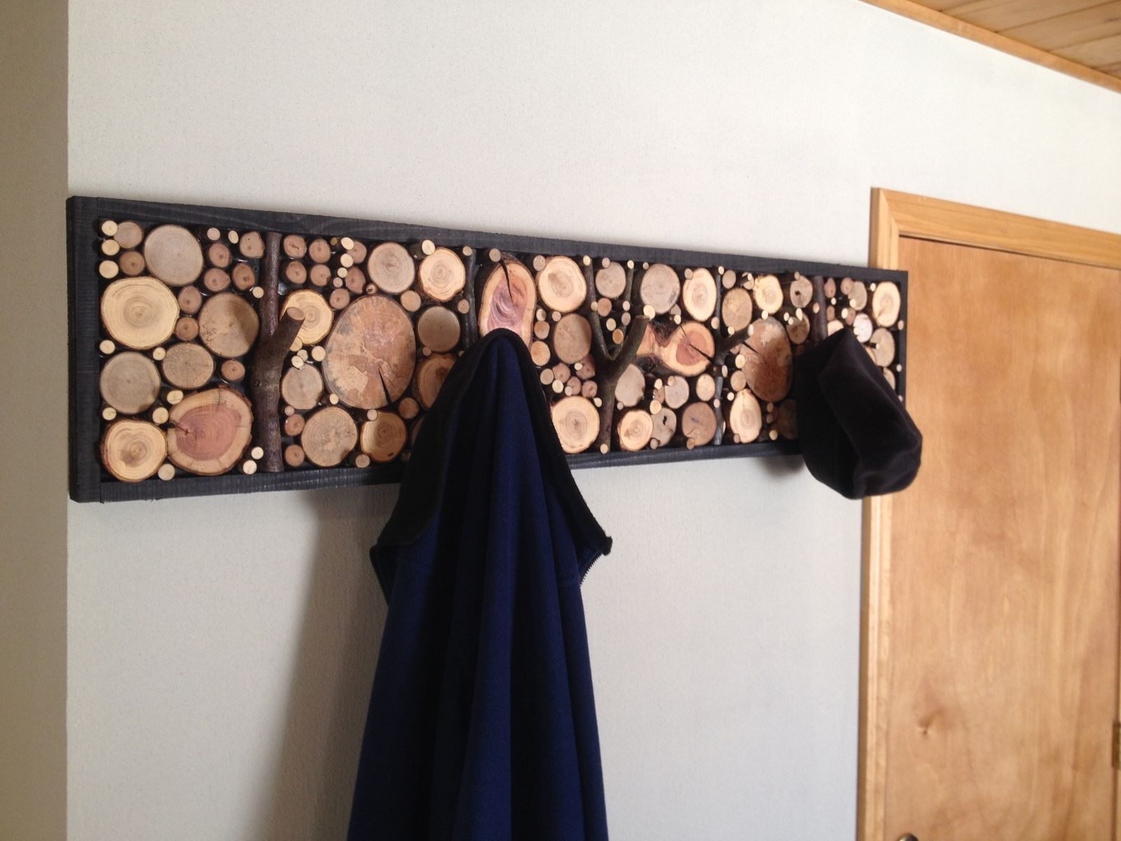 самодельная вешалка для одежды на стену из дерева своими