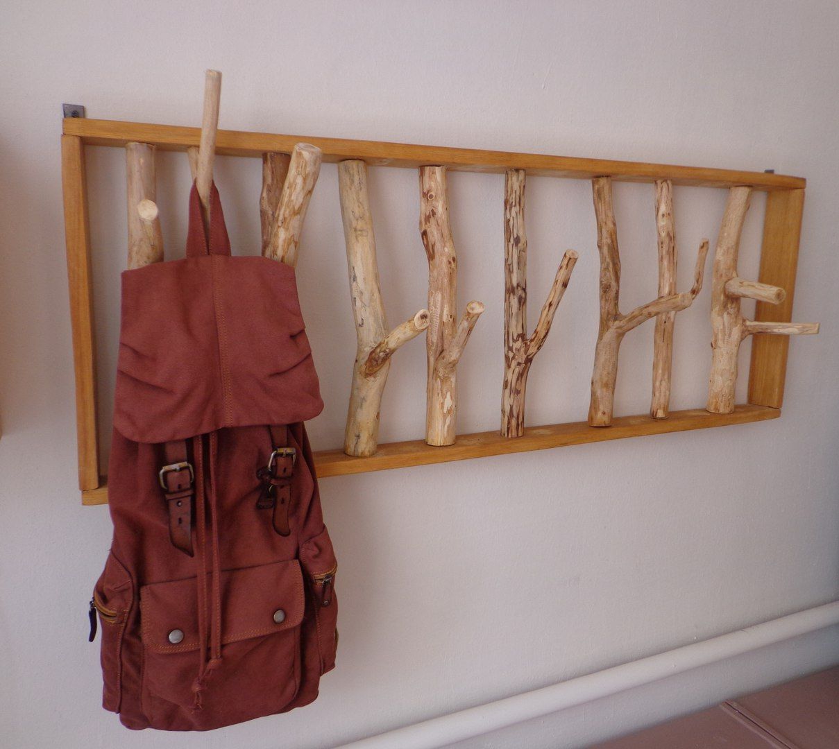 Сделать вешалку для одежды своими руками из дерева на стену