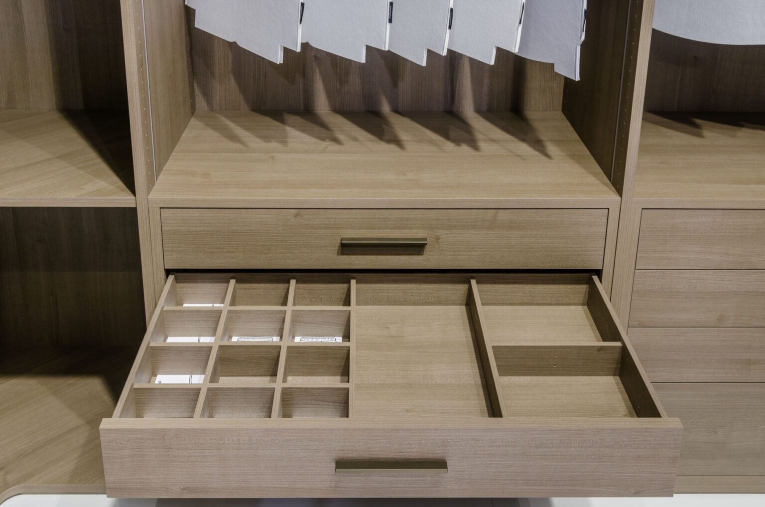 Выдвижной ящик для посуды в нижнем шкафу