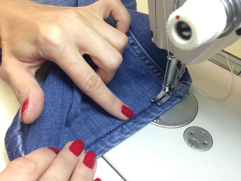 Как подшить джинсы на машинке