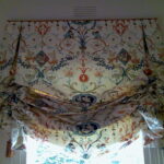 английские шторы с цветным узором