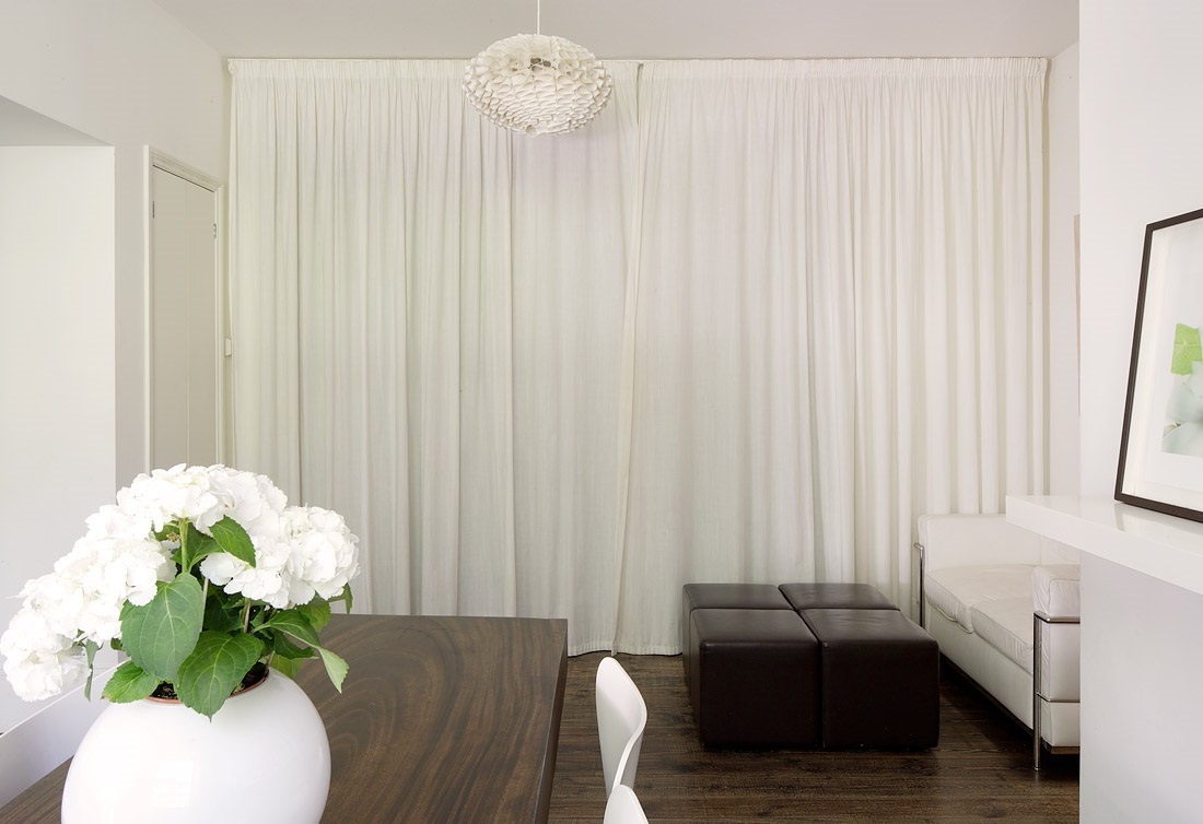 белые шторы в минимализме
