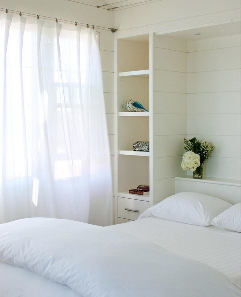 белые шторы в спальне