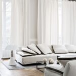 белые шторы с диваном