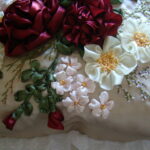 вышитая подушка цветы