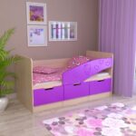 фиолетовая детская кровать с защитными бортами