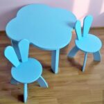 голубой стол и стулья для ребенка
