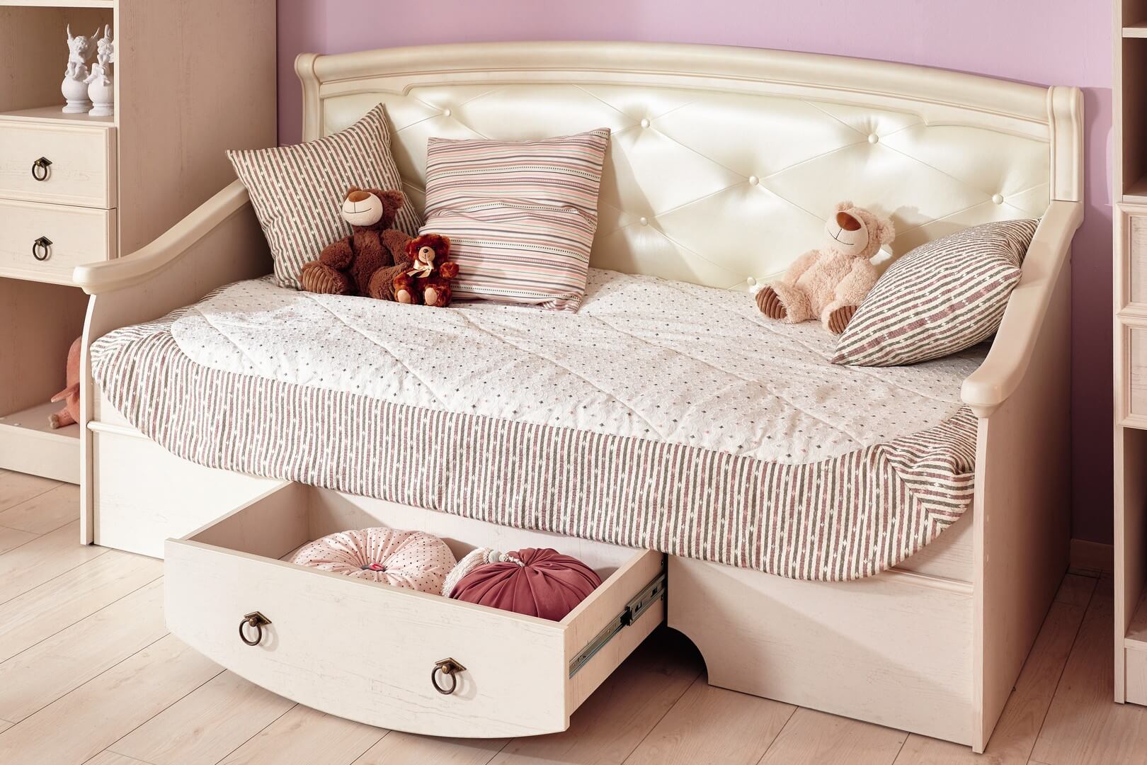 Кровать для ребенка от 3 лет из массива