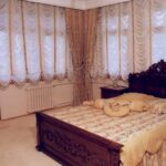 французские шторы в спальне короткие