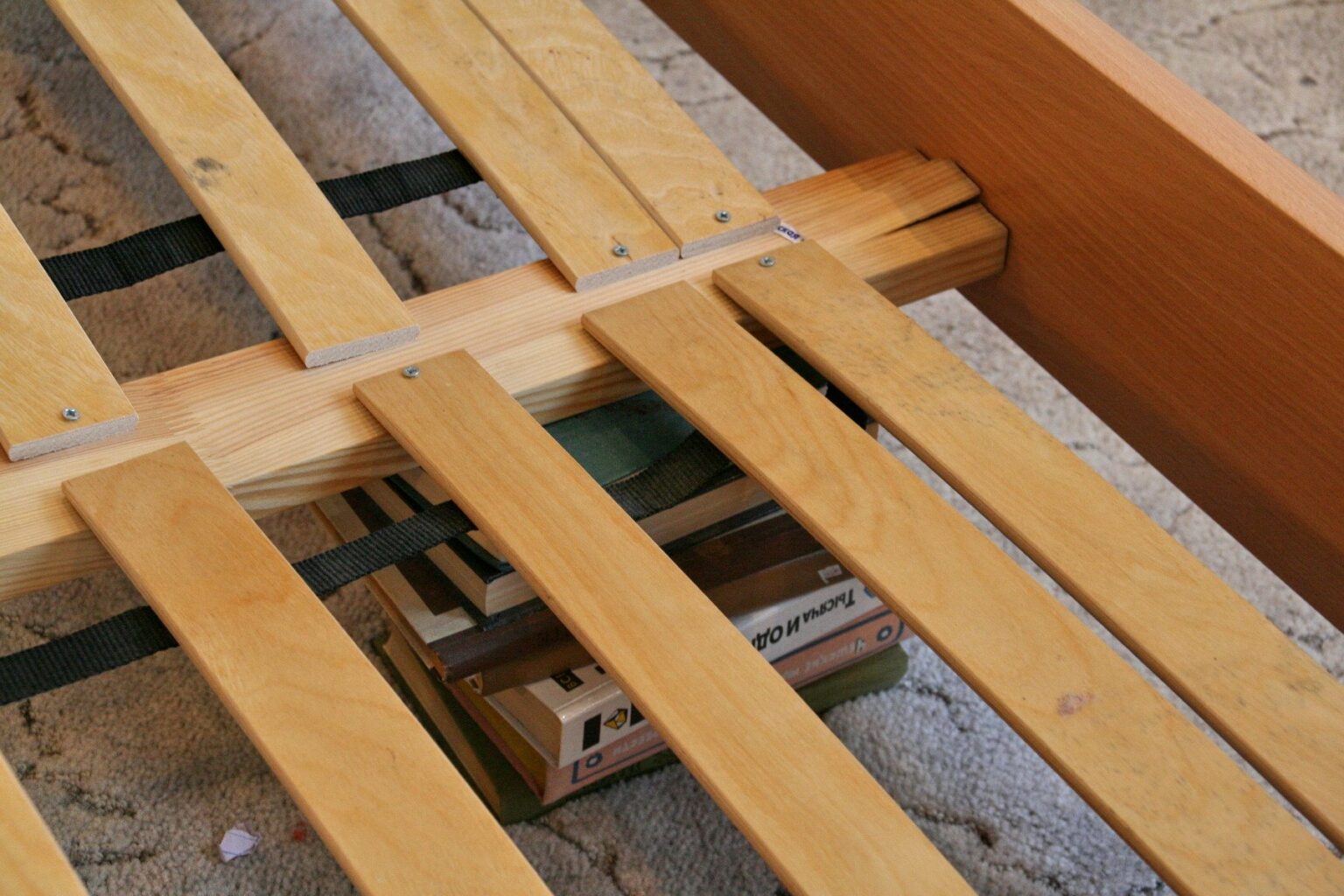 Крепление ламелей к деревянной кровати