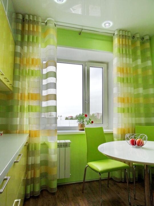 Какие шторы сочетаются с зелеными обоями