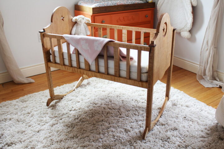 Кроватки для новорожденных со столиком для пеленания