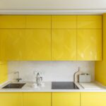 кухонные шкафы до потолка желтые