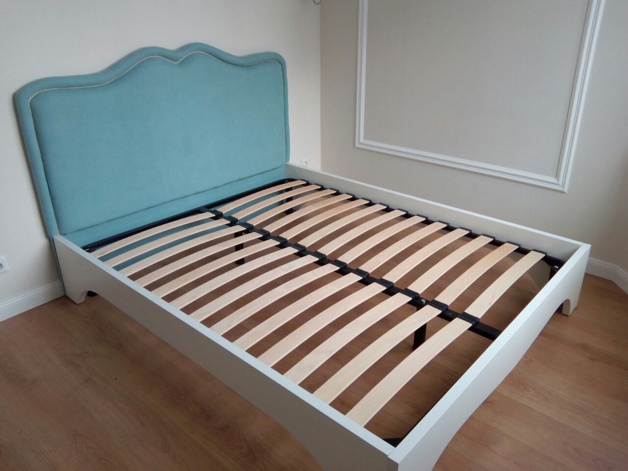 кровать с ламелями