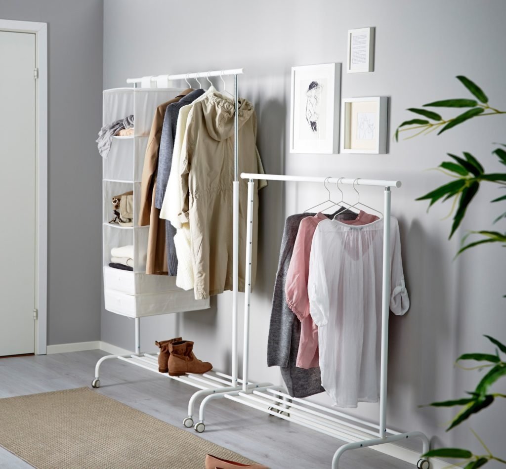 Как хранить одежду, если нет шкафа - Идеальный Гардероб