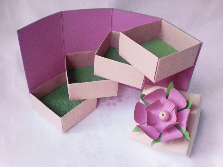 Сделать коробку на день рождения. Коробочка из картона. Раскрывающаяся коробка для подарка. Поделка подарочная коробка. Подарочные коробки своими руками.