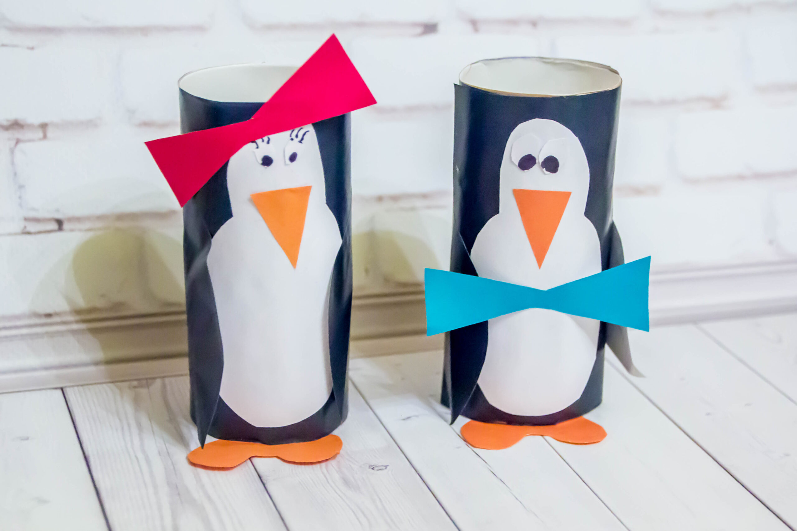 подставка из картона пингвин