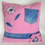 подушка из джинсов розовая