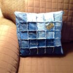 подушка из джинсов с бахромой